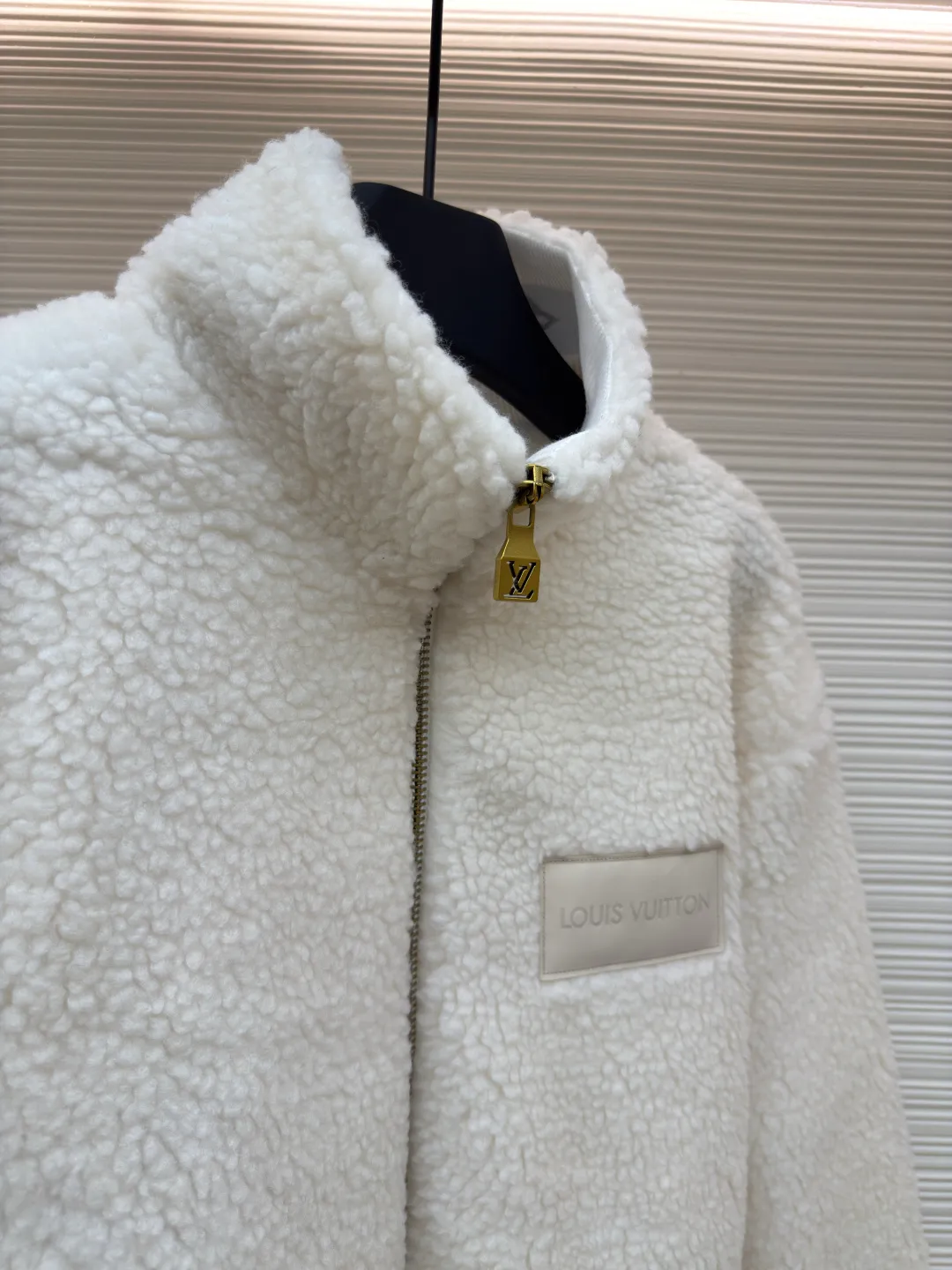LOUIS VUITTON Teddy sheep wool blended suede tunic jacket ●Authentic product: Purchased and developed by 16841 ●Item number: 1680679-B70 ●Fabric: Lamb wool fabric ●Technology: Positioned cutting machine ●Version: Fitted version ●Weight: about 865 grams ●Size: S-M-L-XL ●Description: Made of high-quality lamb wool fabric, the fluff is fine and soft, rich to the touch, the fluff is tight and even, not easy to shed, ensuring the quality and durability of the jacket; the collar adopts a stand-up collar design, which has been treated with special technology to be stiff and stylish, which can protect the neck from cold wind; the brand on the zipper head The logo is exquisite and compact, adding to the beauty of the details; the brand leather patch on the left chest is made of high-quality material, and the embossed brand logo is clear and three-dimensional, with full texture, which enhances the recognition and high-end sense of the jacket; during the sewing process, the stitches are fine and even, especially the splicing of the lamb wool fabric, which is smooth and firm. The overall wiring is straight and delicate, the fabric is comfortable and soft, and the color is consistent without color difference. It can be matched with the same style to create a fashionable look and control various occasions. Customized accessories, complete with three standards, same style for men and women!
